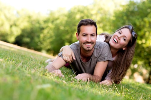 paar glücklich im gras liegend